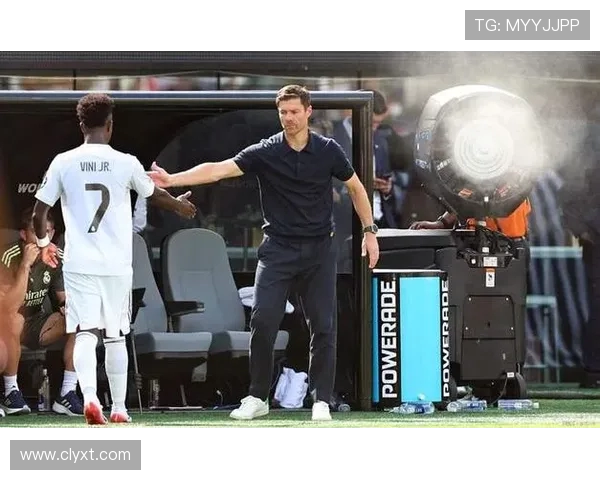 阿隆索皇马首秀温情时刻：爱妻助阵，伯纳乌见证新章(1)